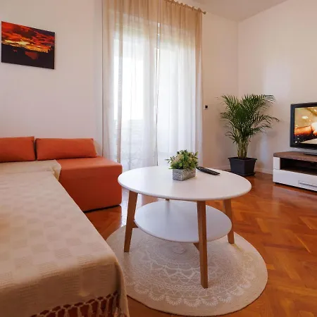 Daire Spacious With Private Terrace Near Sea