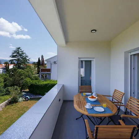 Daire Spacious With Private Terrace Near Sea