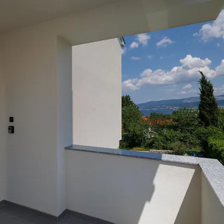 Daire Spacious With Private Terrace Near Sea
